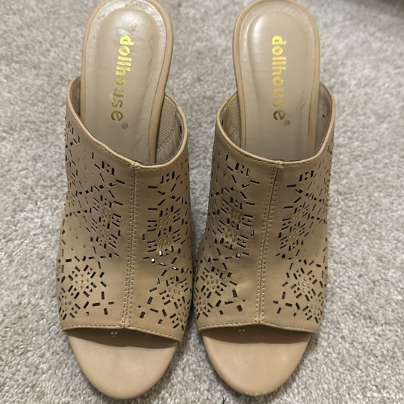 Cute with gold accents sandals - Picture 3 of 6